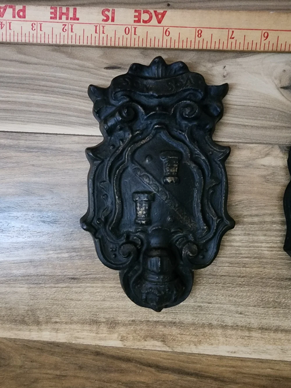 Vintage Heraldic Wall Plaques – Dark Gray Decorative Set